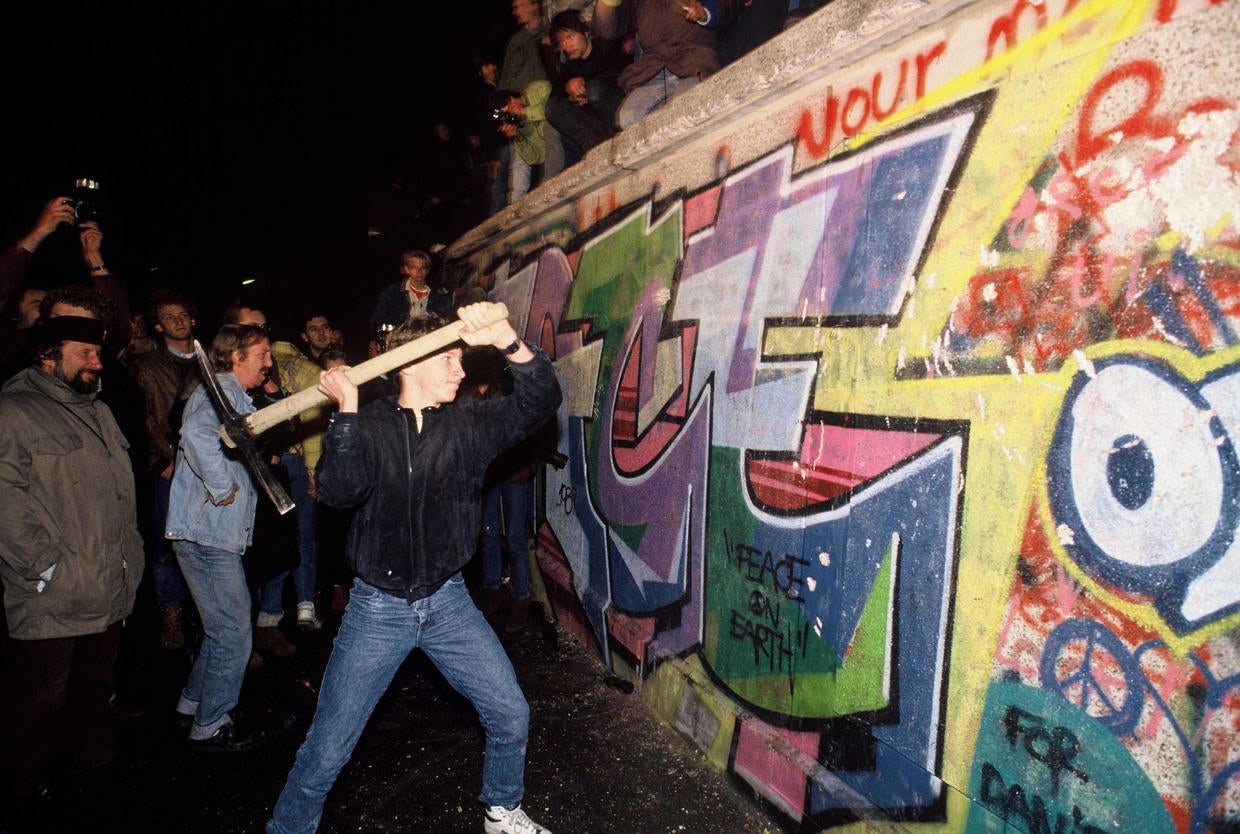 9 ноября 1989 года. Берлинцы ломают стену