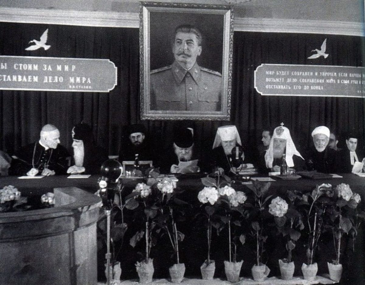«Вам, Сталину, мудрому, Богопоставленному Вождю». Как РПЦ прислуживала власти в СССР