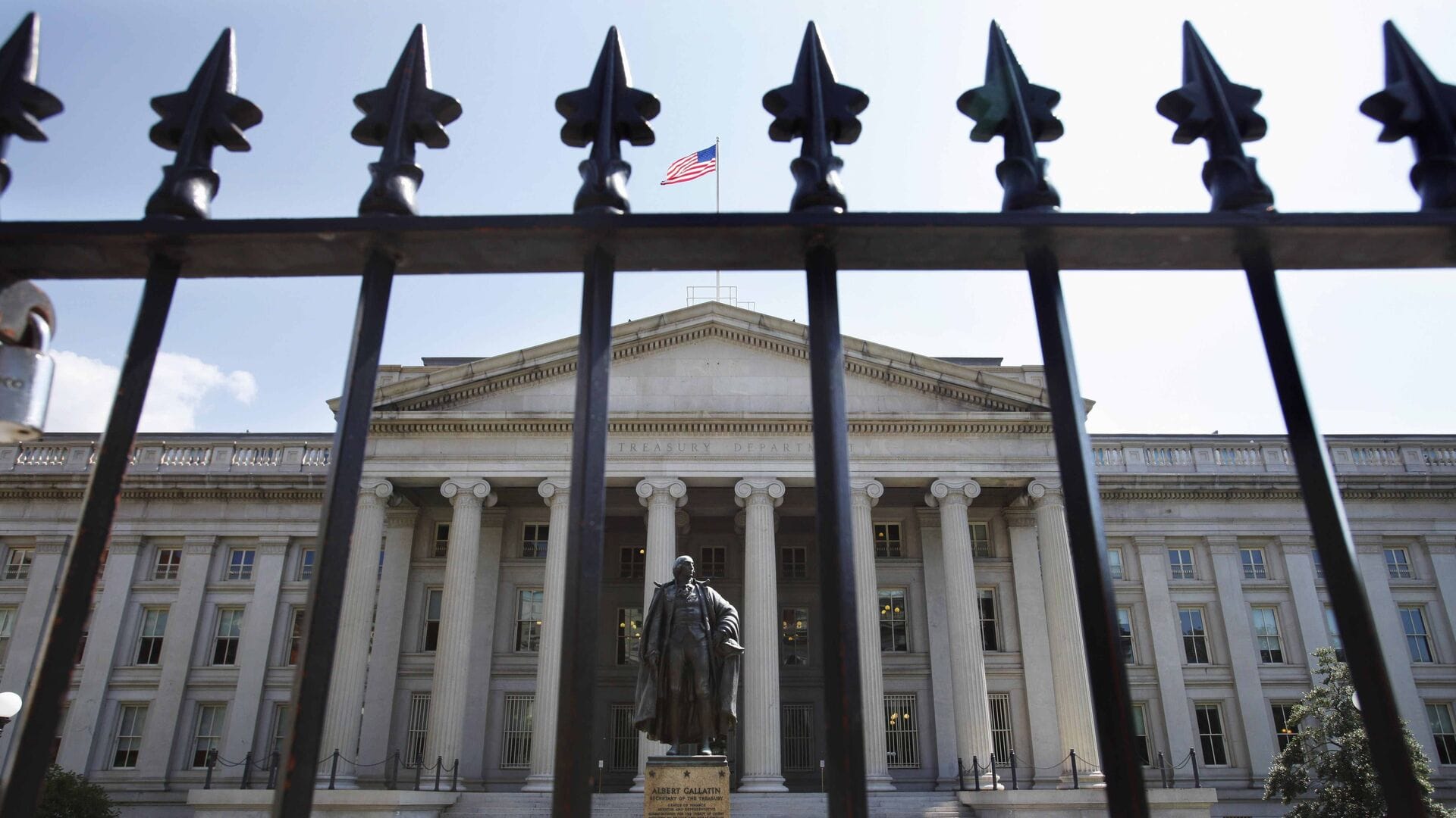 США ввели санкции против 300 лиц и организаций из РФ, а также из стран, которые помогают России обходить ограничения