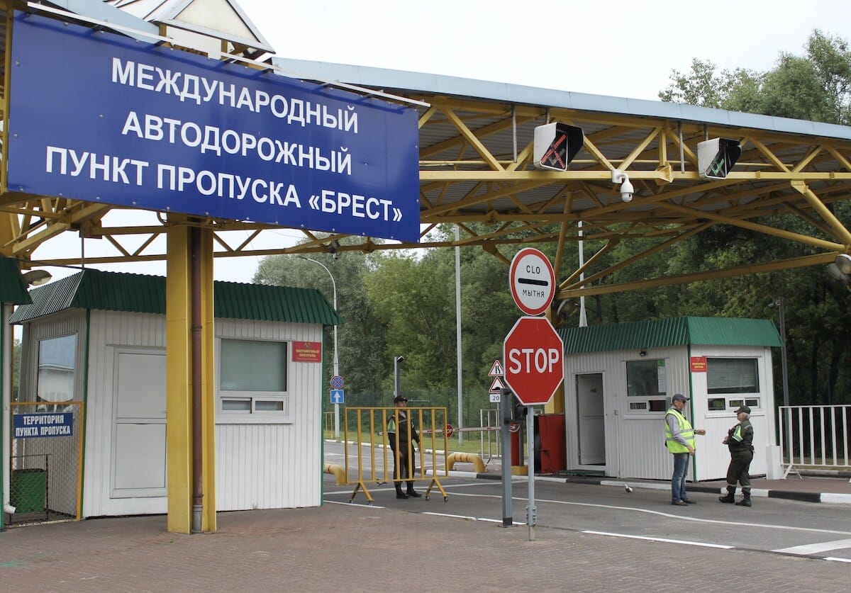 Польша закрывает все пограничные переходы с Беларусью: в очередях — около 1700 автомобилей