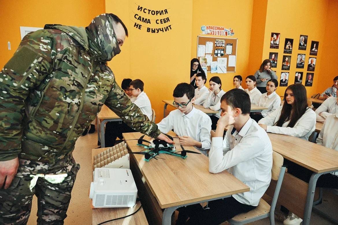 В Курской области в рамках школьной программы начались уроки по управлению боевыми дронами 